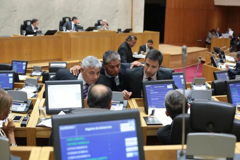 EN DEBATE. Los parlamentarios Toscano, Rodríguez y Bellomío (de izquierda a derecha) esgrimieron algunas de las posturas más duras contra el proyecto.  prensa legislatura