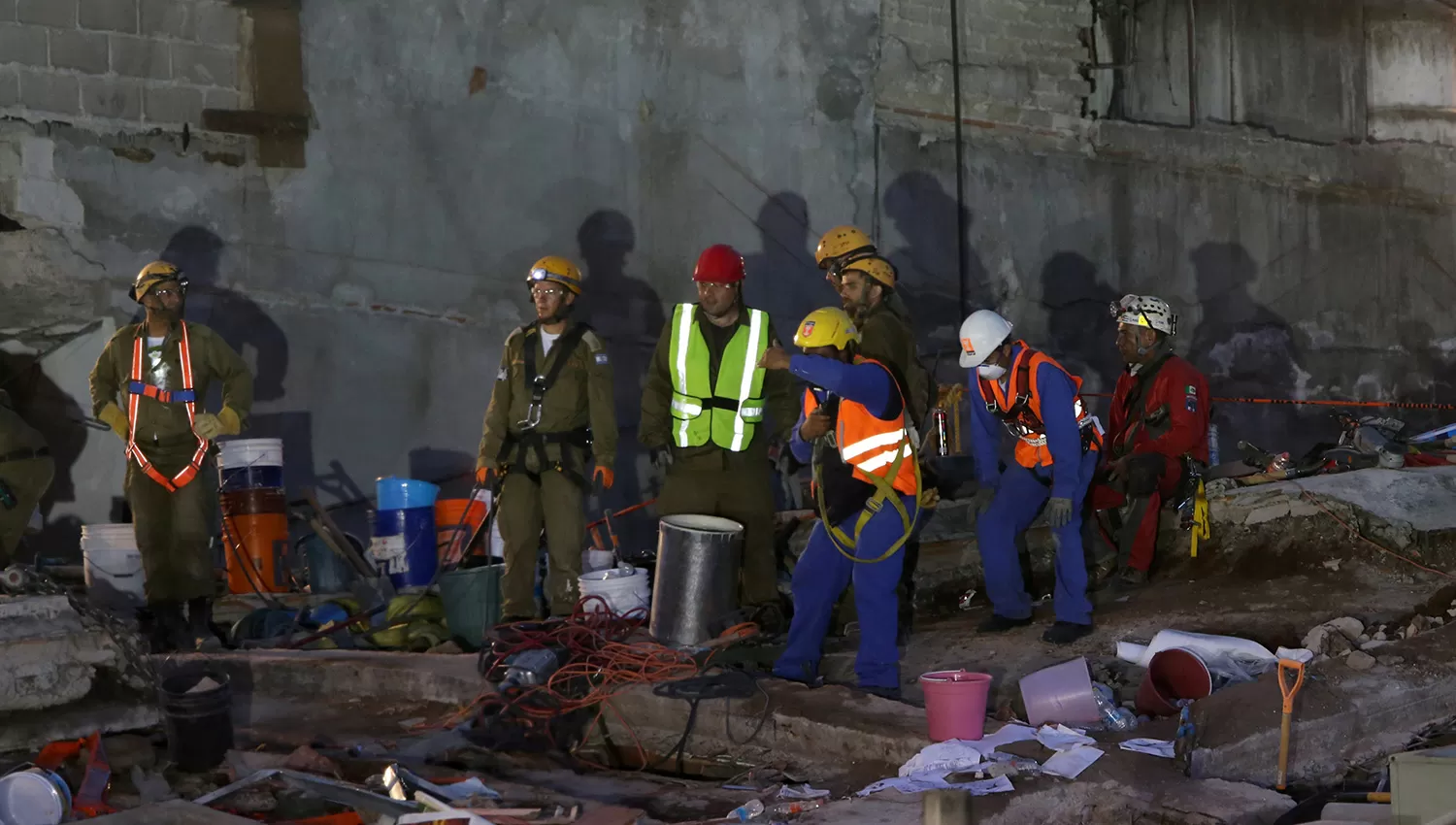Los rescatistas trabajan sin descanso en la zona del desastre. REUTERS