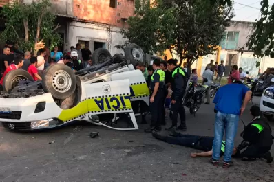 Video: así fue el accidente que terminó con un patrullero volcado y dos policías heridos