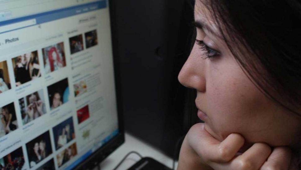Está “naturalizado” revisar el celular a la pareja