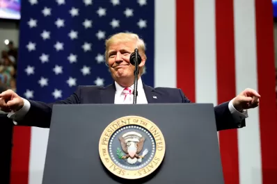 Trump contra la NFL: pidió a los fans boicotear la liga y que echen a los que no canten el himno