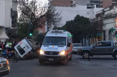 Volcó una camioneta en Corrientes y Virgen de la Merced