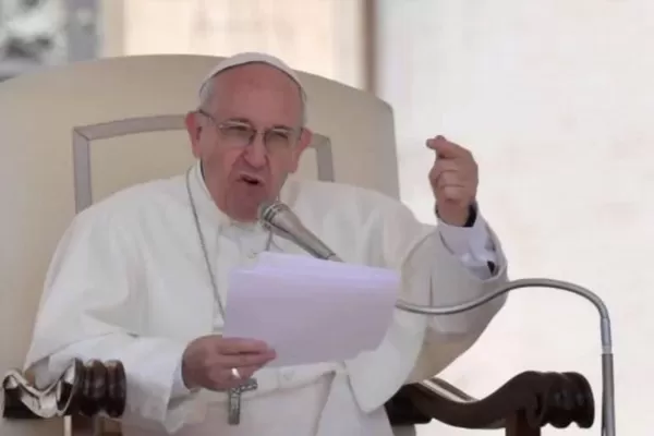 Teólogos conservadores acusan al Papa Francisco de difundir siete herejías