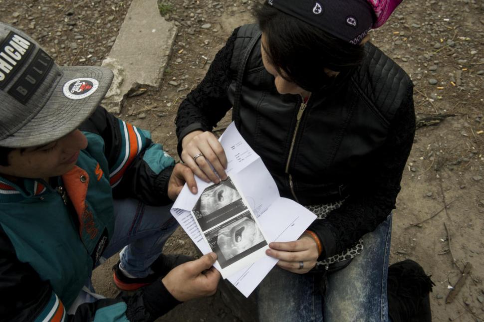 ILUSIONADOS. Celeste y su novio Damián, ambos de 16 años, muestran la imagen de la ecografía donde se ve a su pequeño hijo de dos meses. 