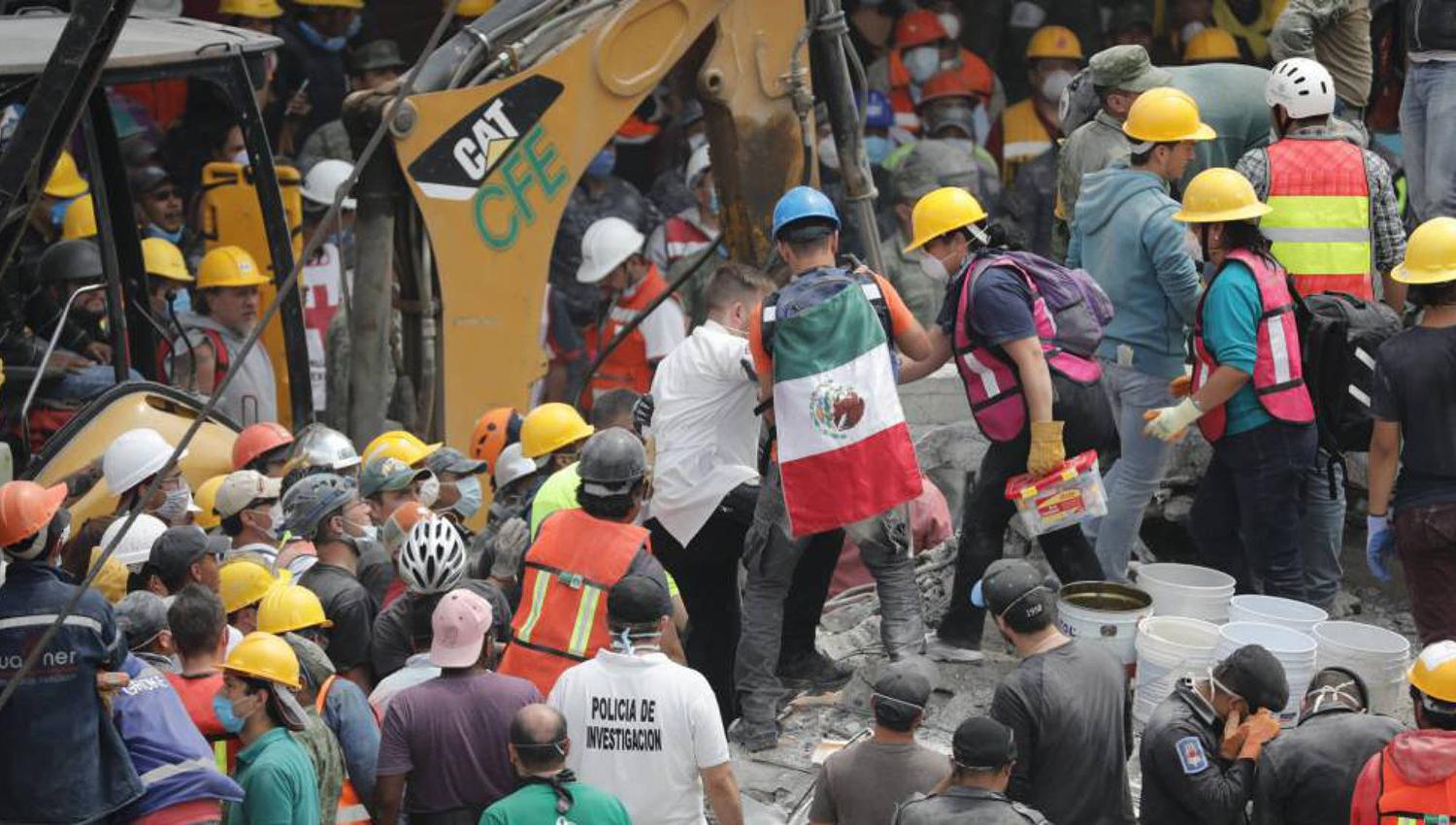 Grupos de rescate y voluntarios continúan con las labores de búsqueda de desaparecidos por el terremoto de México. FOTO TOMADA DE ELPAIS.COM