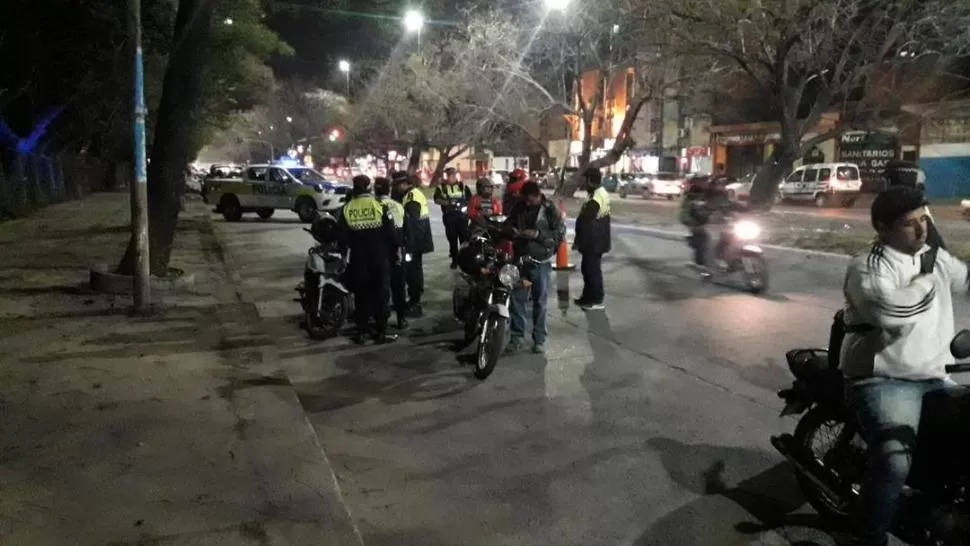 PARARON A TODOS. Los policías detuvieron a motociclistas para solicitarles los papeles de los rodados.  