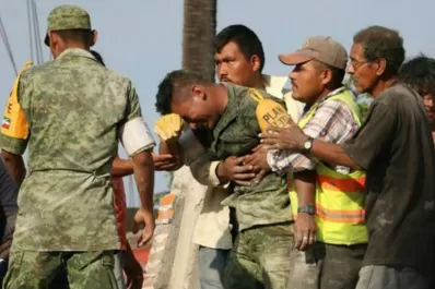 La foto que conmueve al mundo: el desgarrador llanto de un soldado por no haber podido rescatar a una madre y a su hija con vida