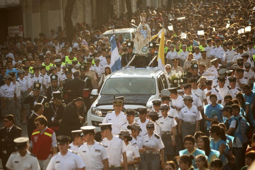 Una multitud marchó junto a la Virgen Generala
