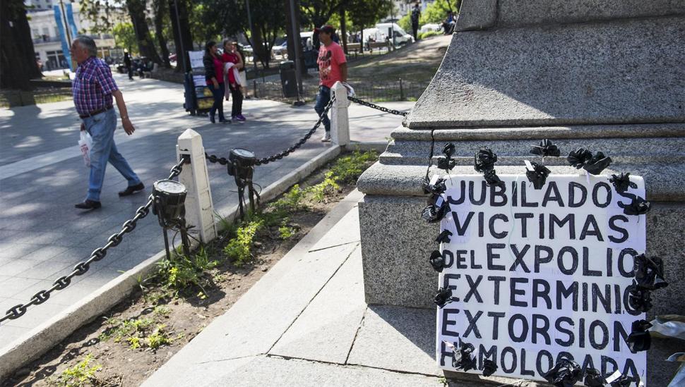 Un fiscal pide enjuiciar a dos acusados de estafar a 47 jubilados del sur