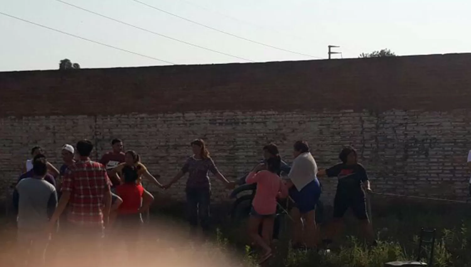 Vecinos se enfrentaron a un grupo de personas que intentó ocupar un terreno. FOTO ENVIADA POR WHATSAPP.
