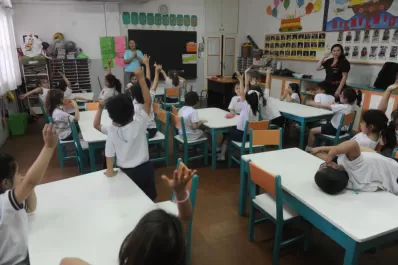 La Escuela Sarmiento define el delantal de los varones