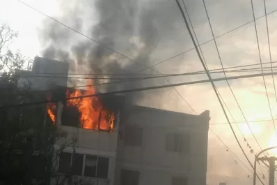 Un hombre fue hallado muerto en un edificio que se incendió, a metros de la Comisaría 11