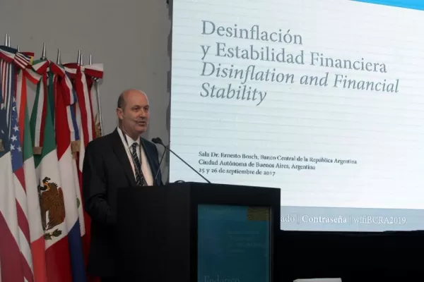 Sturzenegger descartó un “relajamiento de las tasas”