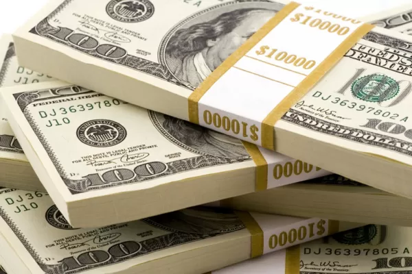 El dólar no detiene su racha alcista: subió 11 centavos y se aproxima a los $ 18