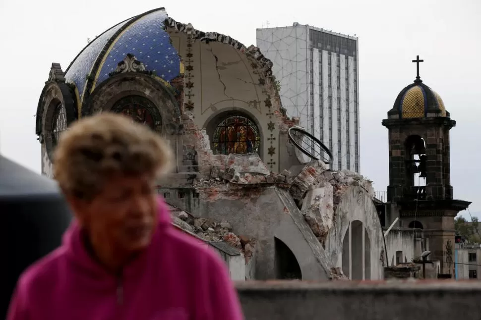 VESTIGIO DEL DESASTRE. La cúpula de la iglesia de Nuestra Señora de los Ángeles no sobrevivió el terremoto. Reuters