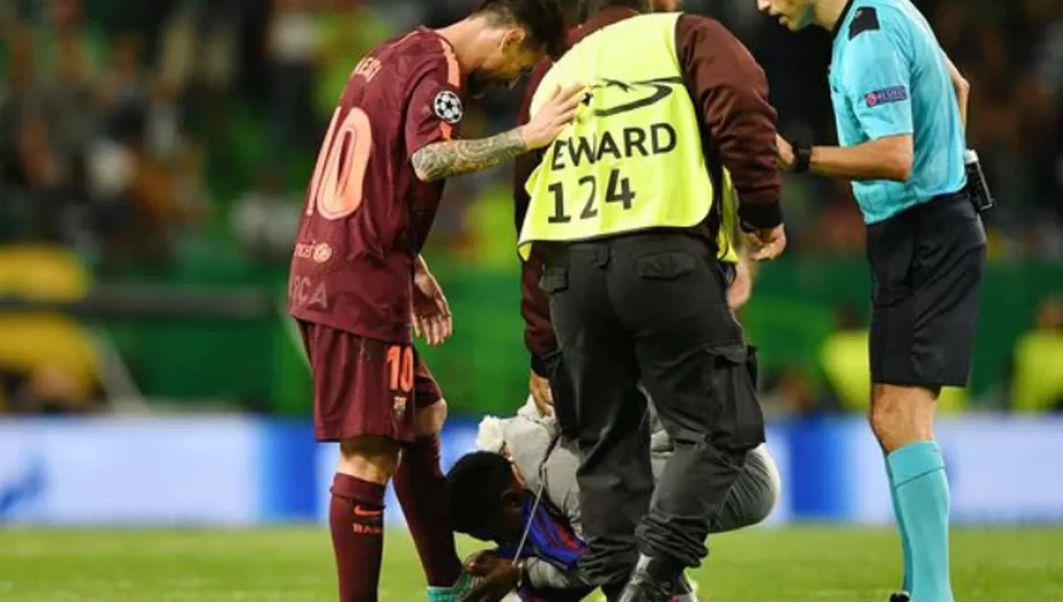 Video: Messi hizo un sombrerito desde el suelo y un hincha entró a besarle los pies