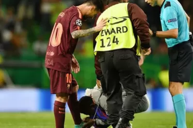 Video: Messi hizo un sombrerito desde el suelo y un hincha entró a besarle los pies