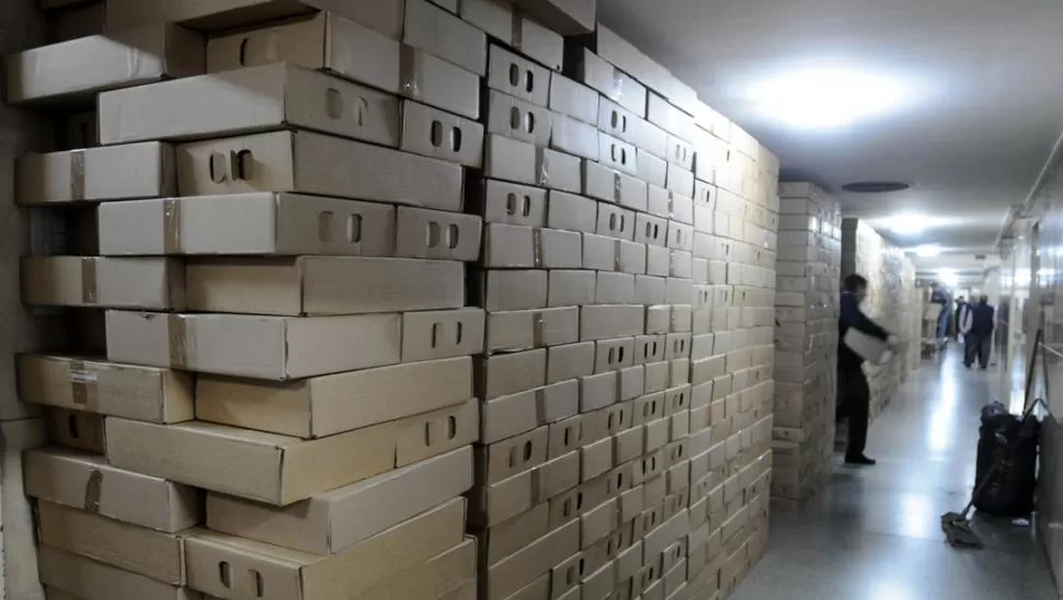 EN MARCHA. Las cajas con los útiles para las autoridades de mesa ya están en los pasillos de los tribunales federales. la gaceta / foto de analia jaramillo 