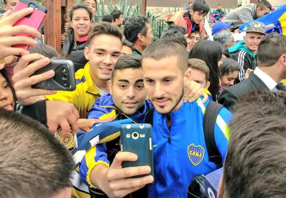 LA MÁXIMA ATRACCIÓN. El goleador Darío Benedetto fue el más solicitado por los hinchas del “Xeneize” en Mendoza. twitter