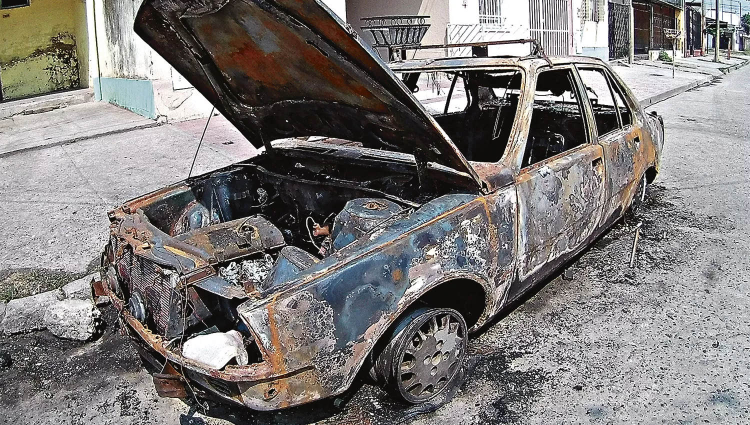 VEHÍCULO INCINERADO. Uno de los tres automóviles que se consumieron tras el ataque con bombas molotov. LA GACETA / FOTO DE OSVALDO RIPOLL