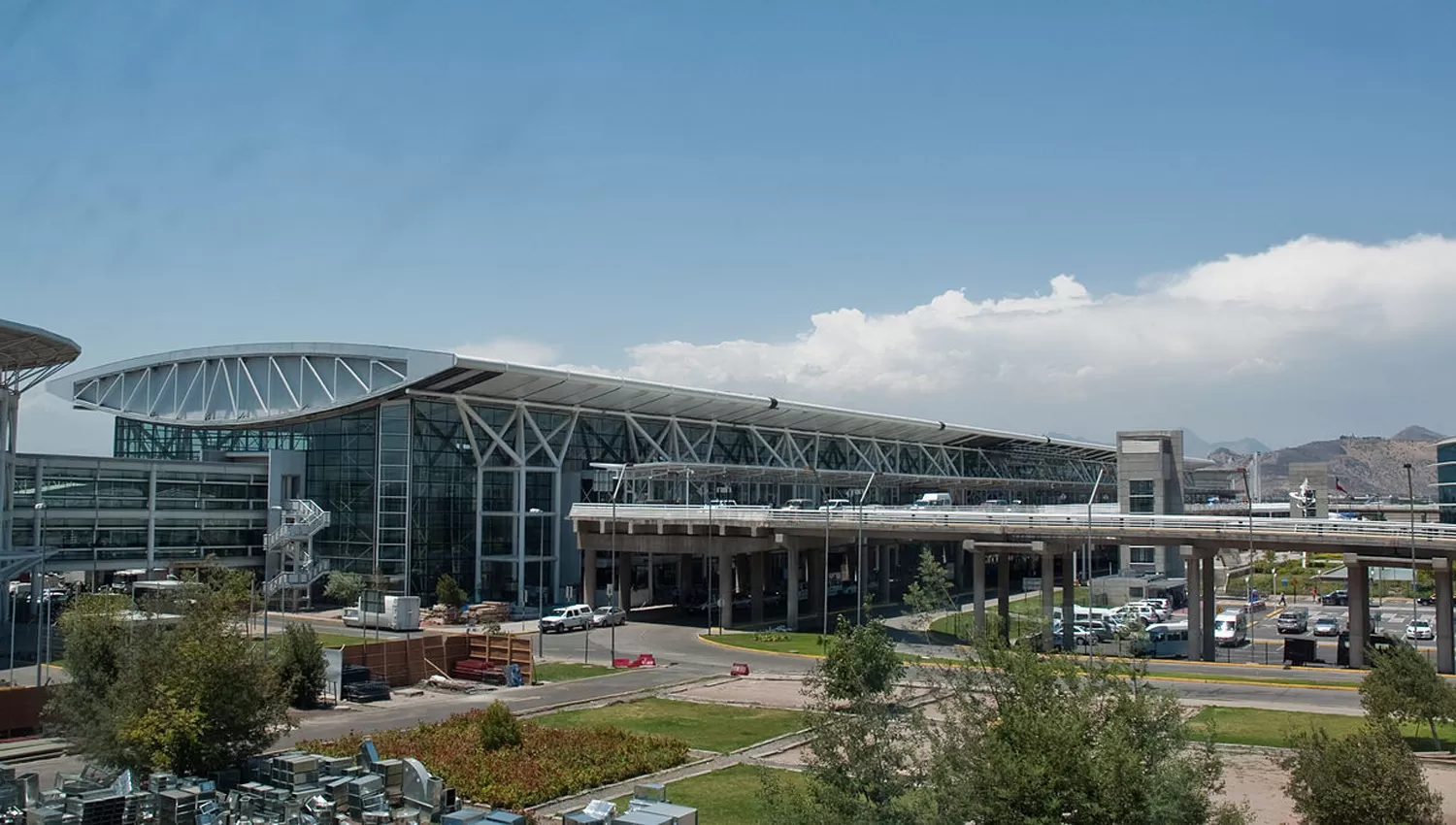 MODERNO. El aeropuerto conocido como Santiago-Pudahuel cuenta con dos pistas de aterrizajes y 18 puertas, además de estacionamiento para 3.300 autos y un hotel con 112 habitaciones. FOTO TOMADA DE AEROPUERTOS.NET