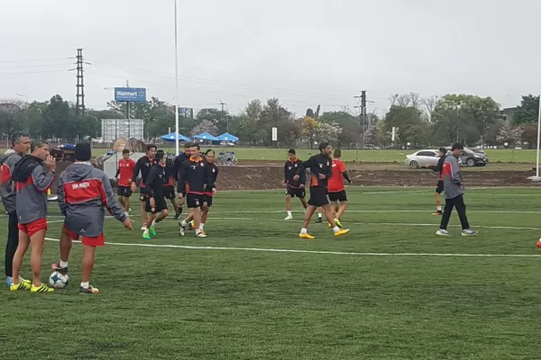 Para cuidar el césped de La Ciudadela, San Martín entrenó en canchas de césped sintético