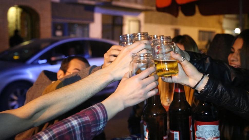 Jóvenes confiesan que si no se emborrachan no disfrutan la noche