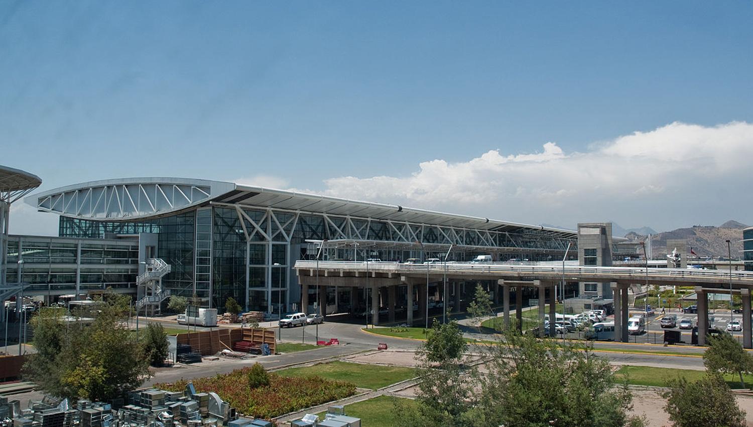 MODERNO. El aeropuerto conocido como Santiago-Pudahuel cuenta con dos pistas de aterrizajes y 18 puertas, además de estacionamiento para 3.300 autos y un hotel con 112 habitaciones. FOTO TOMADA DE AEROPUERTOS.NET