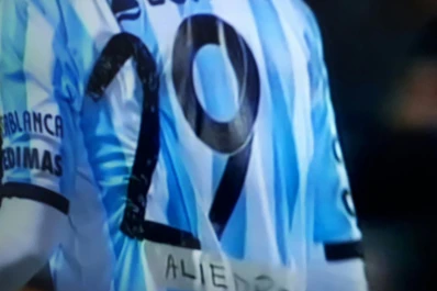 Mirá la camiseta con la que entró a jugar Aliendro en Atlético