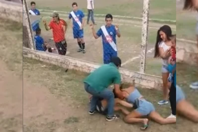 Video: dos botineras se agarraron de los pelos en pleno partido