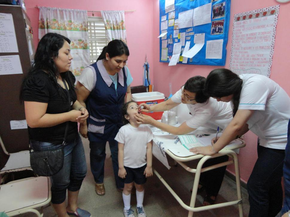 VACUNACIÓN. La hermana Fernanda, del CAPS del barrio 11 de marzo, vacuna a una niña.