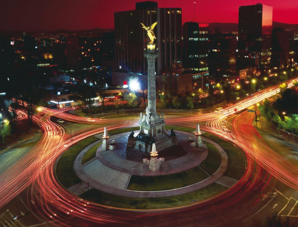 EL ÁNGEL DE LA LIBERTAD. Es uno de los sitios emblemáticos de la monstruosa Ciudad de México.  