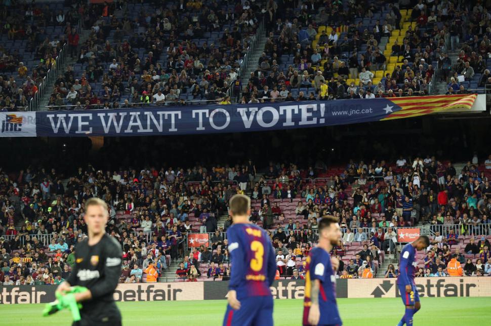 EL DILEMA. Los del Barcelona quieren que se vote, pero seguir en la Liga. credito