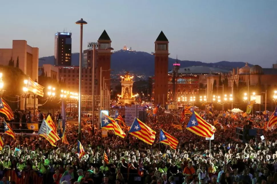 HACIENDO ONDEAR LAS ESTELADAS. Una multitud hace el rally final con las banderas independentistas de Cataluña, en apoyo al referendo de mañana. REUTERS