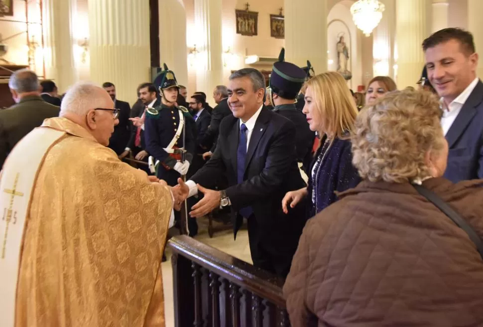 EN LA MISA. El cardenal Villalba dio ayer la paz al intendente y a su esposa. prensa municipal