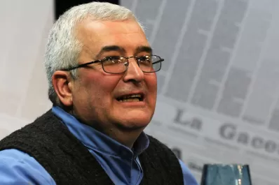 El padre Carlos ya tiene su escudo episcopal y su canción