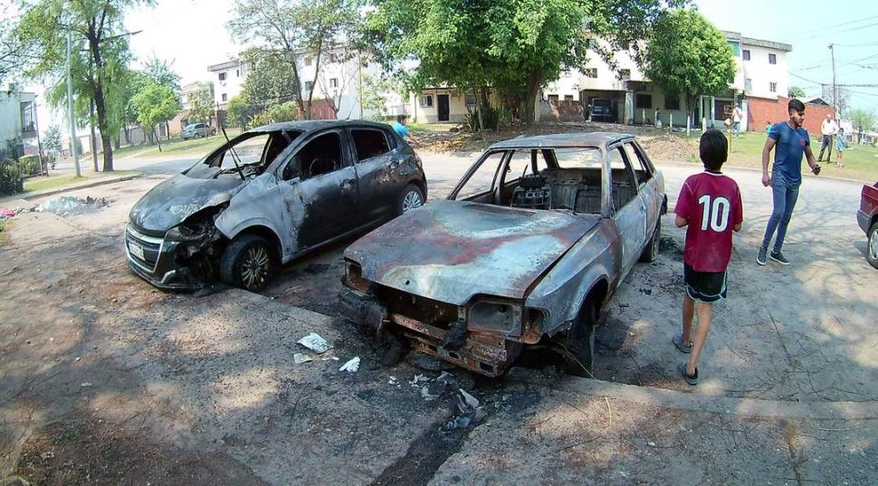 DESTRUCCIÓN TOTAL. Dos de los autos quemados el martes en Concepción. la gaceta / foto de osvaldo ripoll
