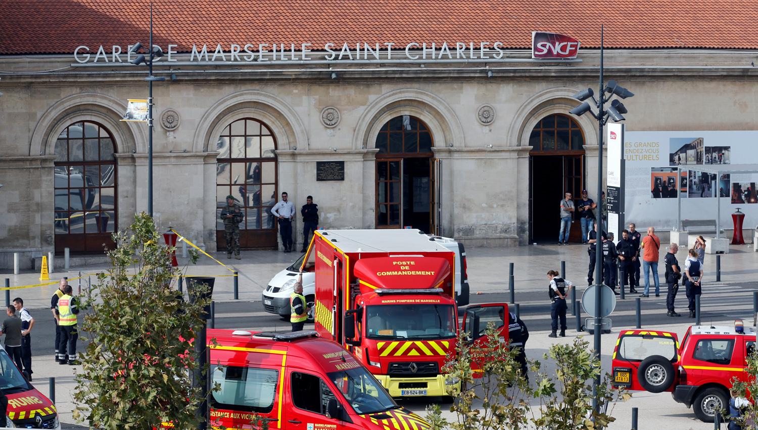 INVESTIGACIÓN. La policía francesa analiza videos para poder identificar al atacante. REUTERS