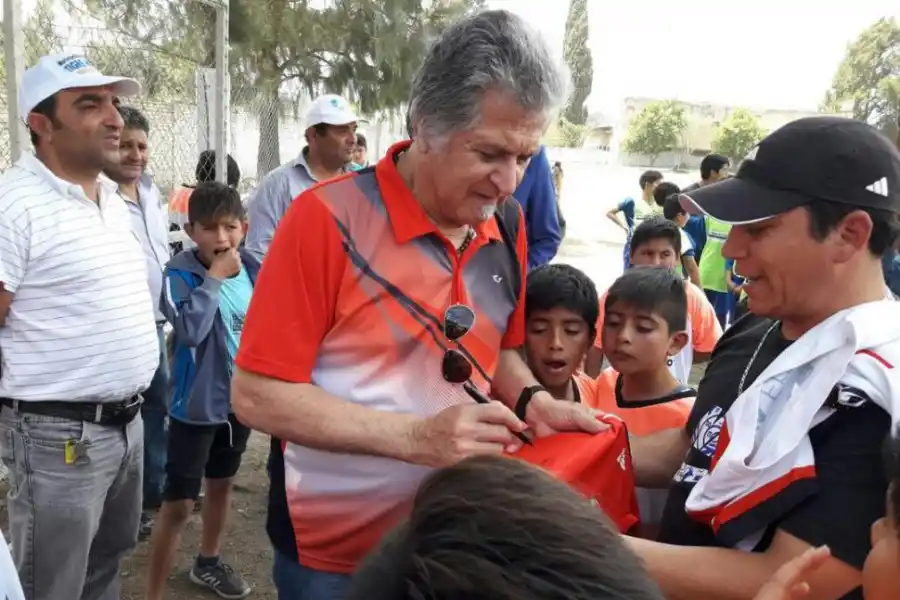CON LOS CHICOS. “Pato” Fillol también asistió el Mundialito Infantil de Trancas. foto de Daniel Cata