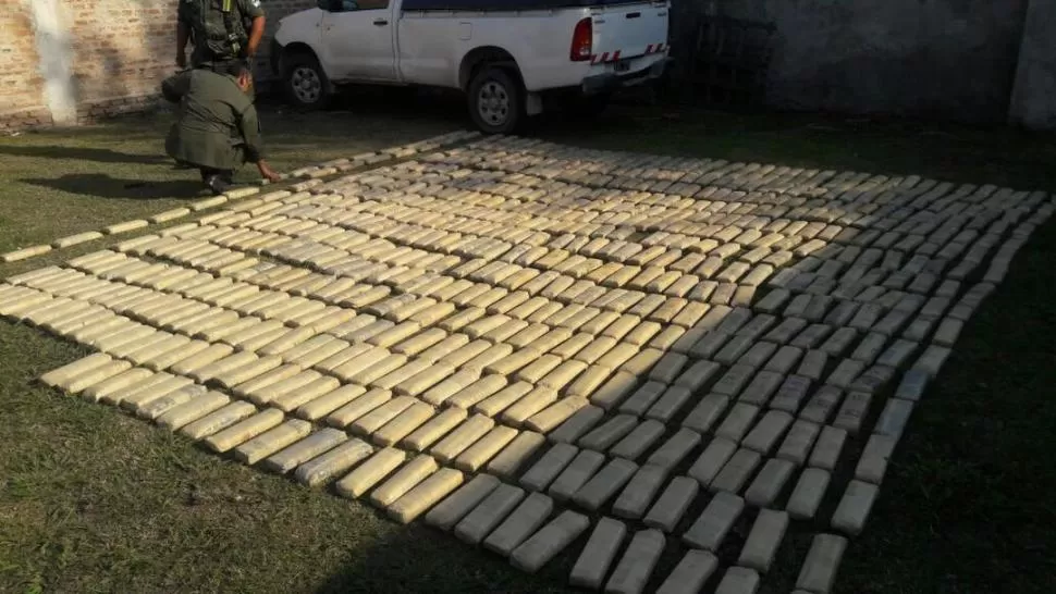 EL ÚLTIMO GOLPE. Gendarmes controlan los 260 kilos de hojas de coca que secuestraron en Las Mesadas. 