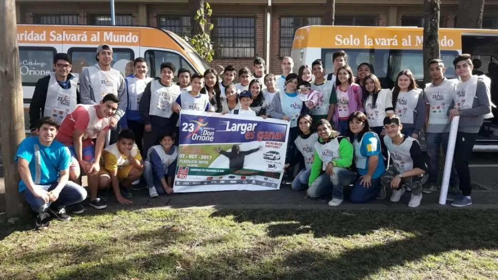 VOLUNTARIOS. Un grupo de casi 60 personas colaboran con el Pequeño Cottolengo ofreciendo pecheras por valor de $80. fotos de iván silva