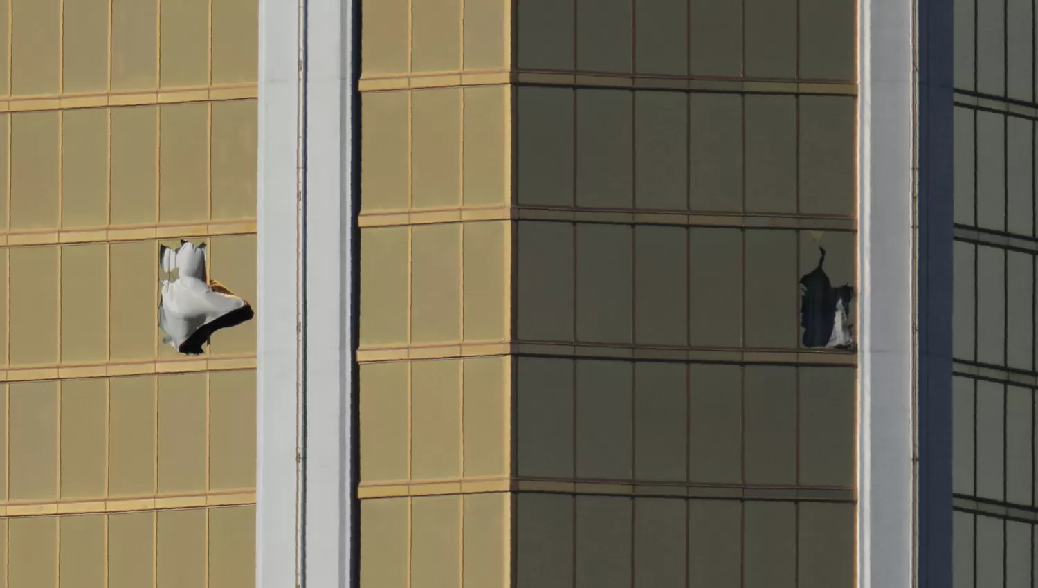 EL PUNTO EXACTO. El autor de la masacre rompió los vidrios de su habitación para comenzar a disparar sobre la multitud. REUTERS