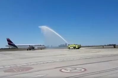 Mirá el bautismo del primer avión que partió desde Tucumán hacia Santiago de Chile