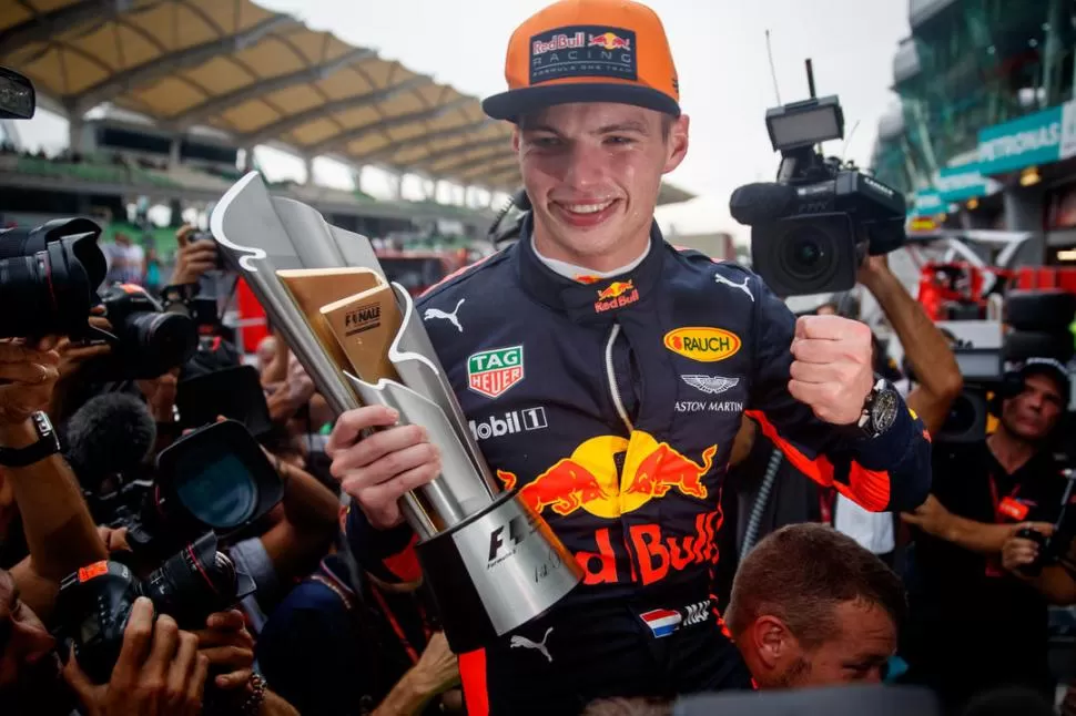 ALEGRÍA JUVENIL. Max Verstappen muestra el trofeo que se adjudicó en Sepang, luego de hacer una gran carrera. Red Bull Content Pool