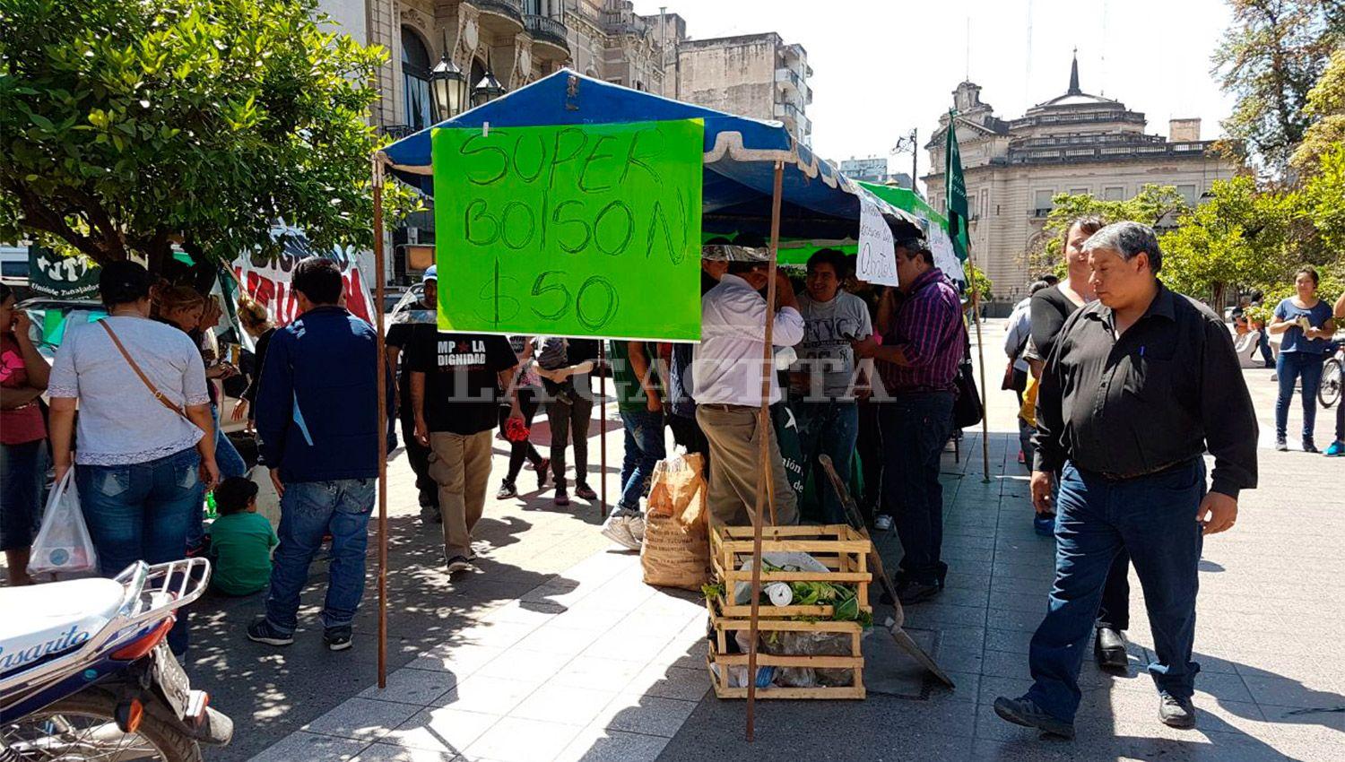 Feriazo en la plaza Independencia: protestaron con bolsones de verduras a $50