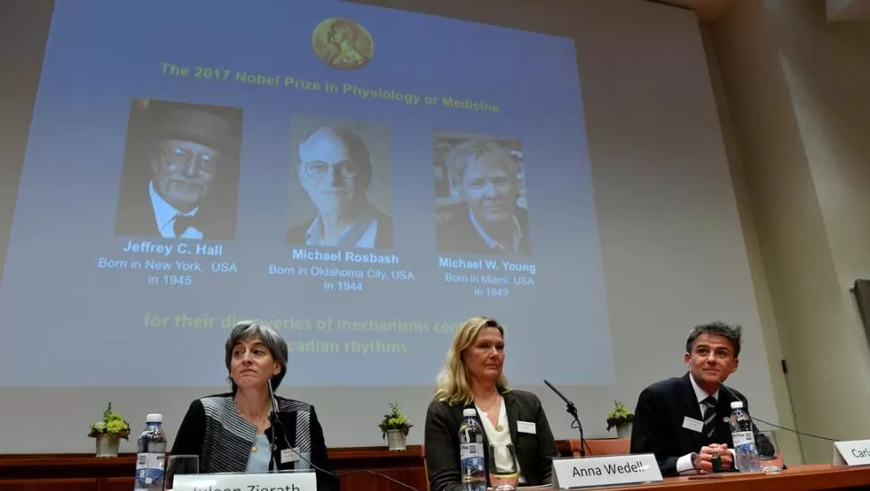 EL ANUNCIO. Miembros de la Asamblea Nobel de la Academia de Ciencias sueca hacen públicos los nombres de los tres ganadores.  