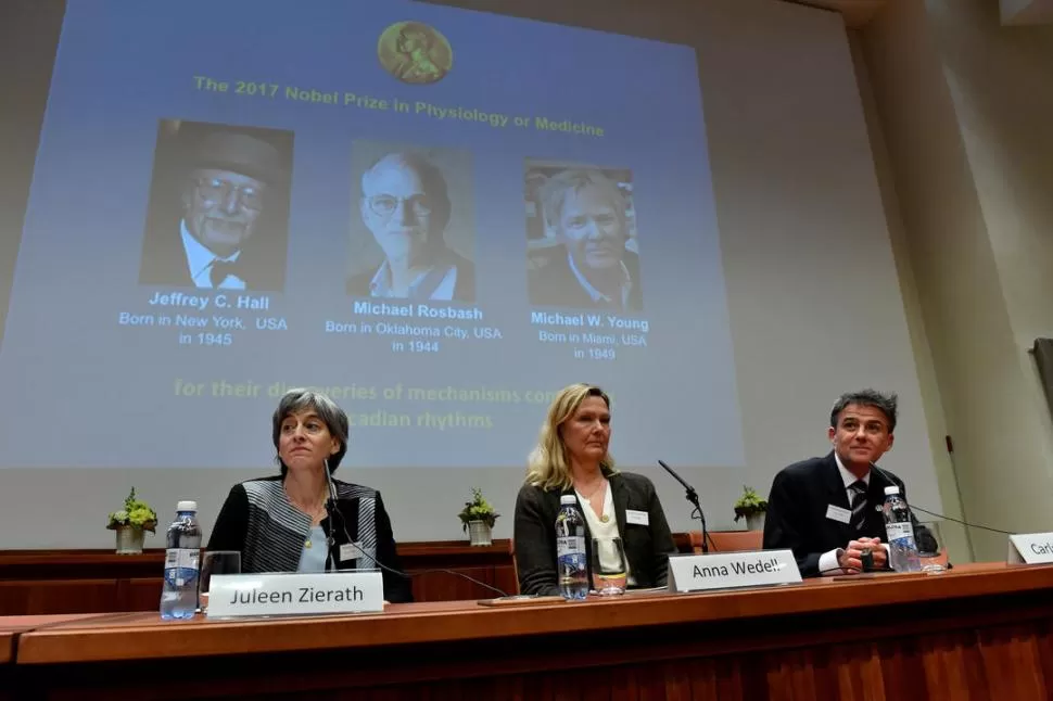 EL ANUNCIO. Miembros de la Asamblea Nobel de la Academia de Ciencias sueca hacen públicos los nombres de los tres ganadores.  
