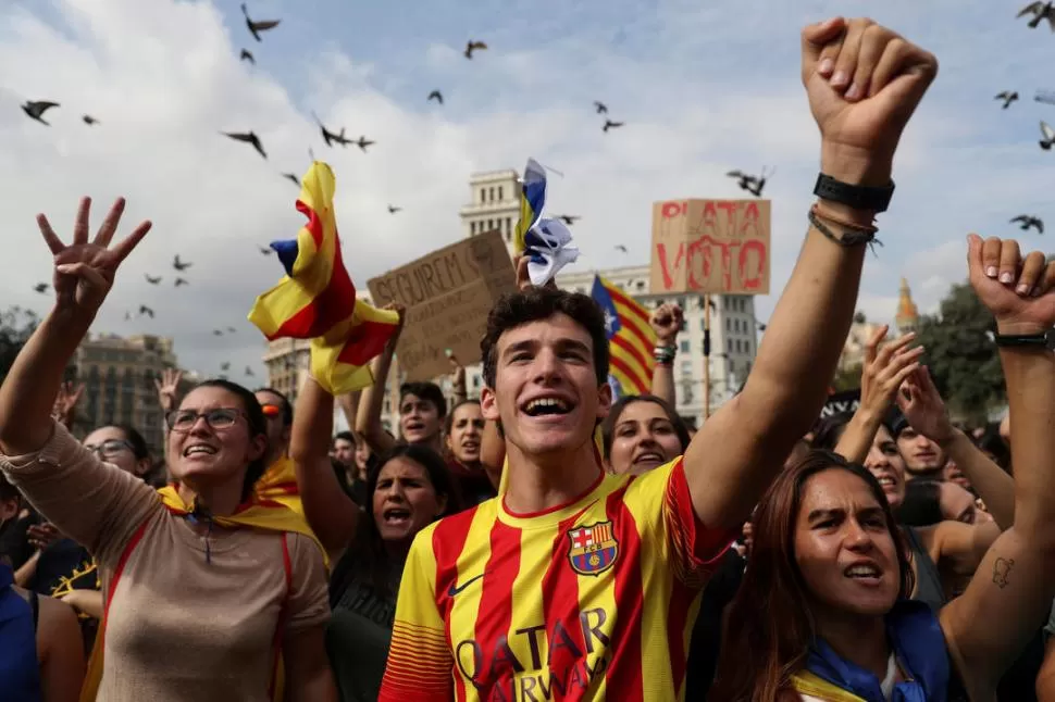 NO RETROCEDEN. Después de la represión, catalanes se movilizan en Barcelona para reivindicar el referéndum. reuters