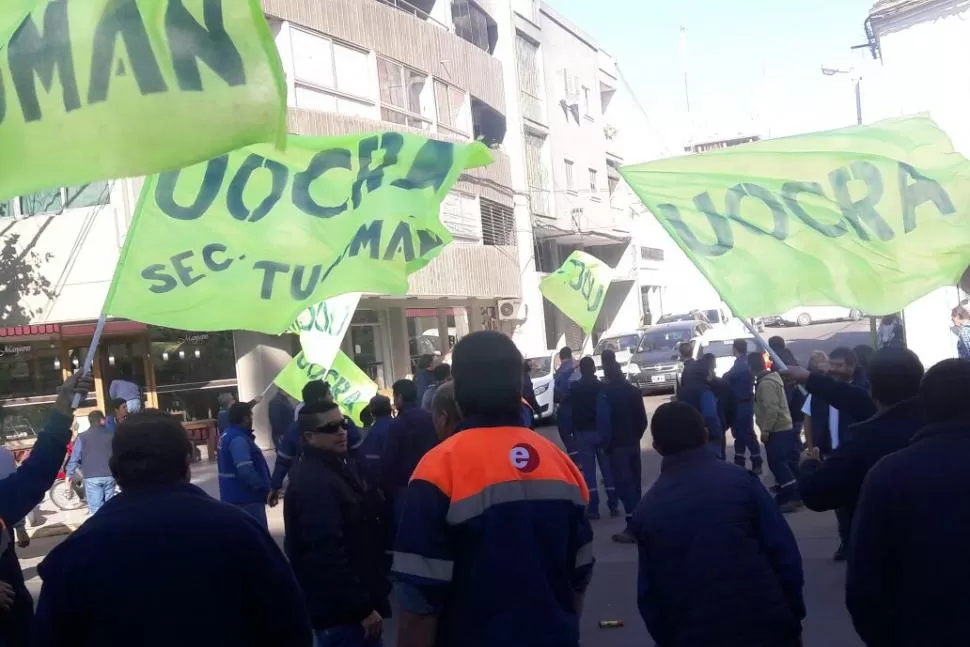 Trabajadores de EDET protestan y cortan la avenida Avellaneda al 200