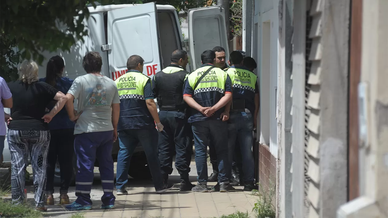 PERICIAS. La Policía tucumana actuó en conjunto con la Justicia en la casa donde se cometieron los crímenes. LA GACETA / FOTO DE FRANCO VERA